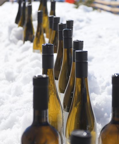 Bottiglie di vino sulla neve